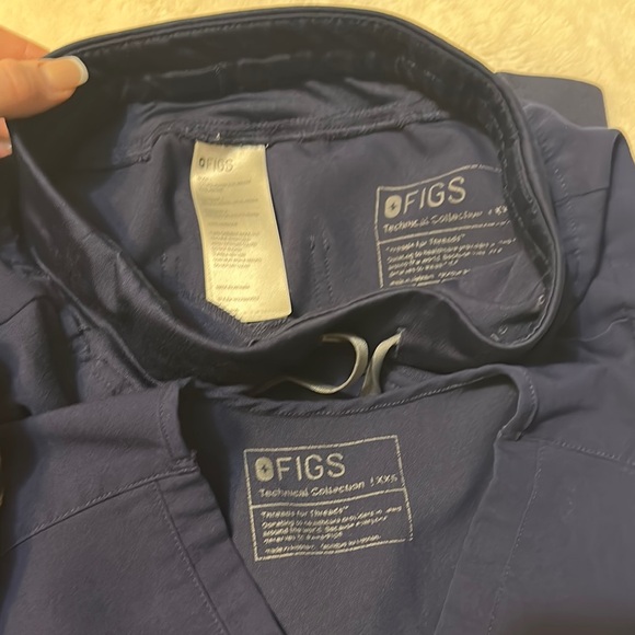 Women’s Navy FIGS Scrubs - Picture 4 of 4